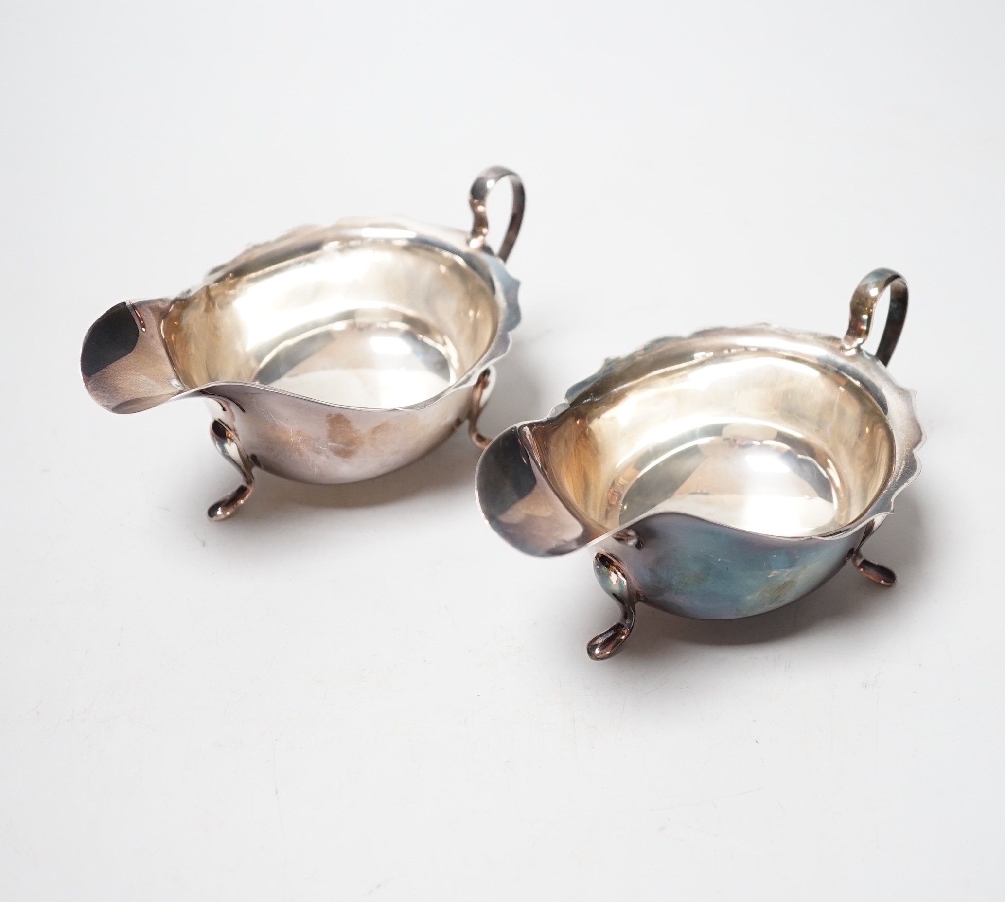 A pair of George VI silver sauceboats, Viners Ltd, Sheffield, 1946, 6.1oz.